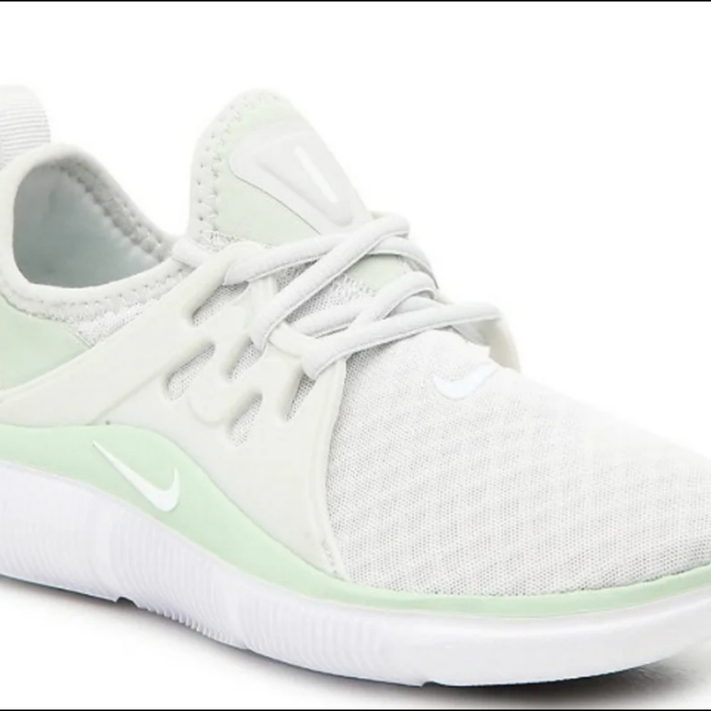 Nike Women's Acalme Sneaker
